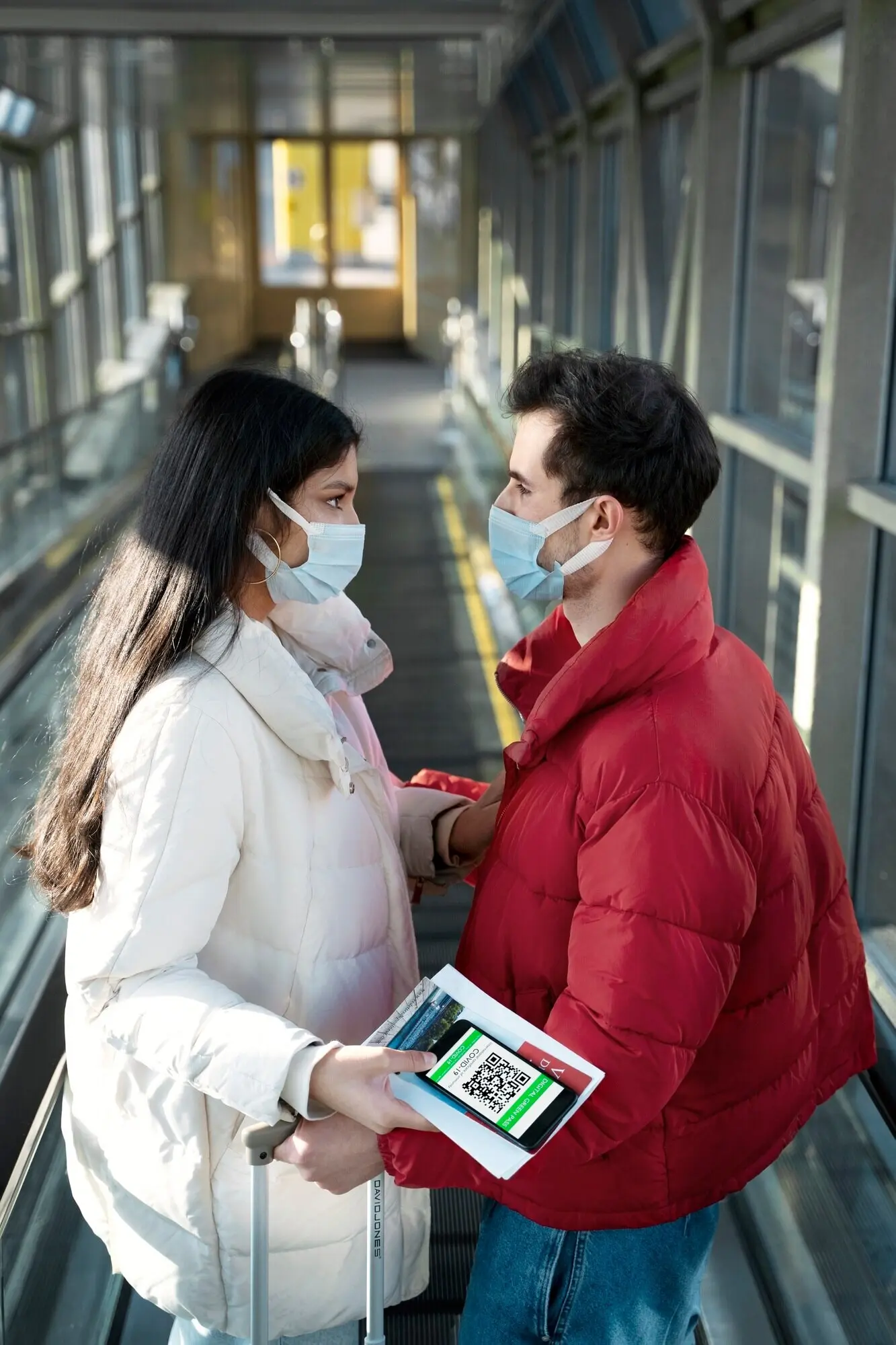 Reisendes Paar mit Impfpässen